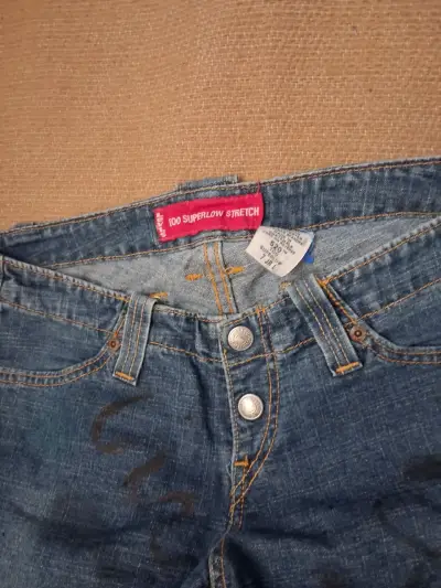 Jeans Levi's con diseño de llamas y cruz - miniatura 2