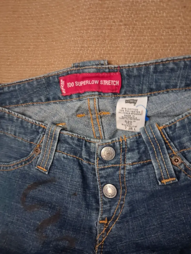 Jeans Levi's con diseño de llamas y cruz - 3