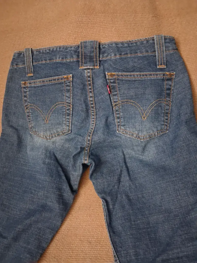 Jeans Levi's con diseño de llamas y cruz - 4