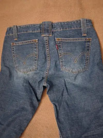 Jeans Levi's con diseño de llamas y cruz - miniatura 4
