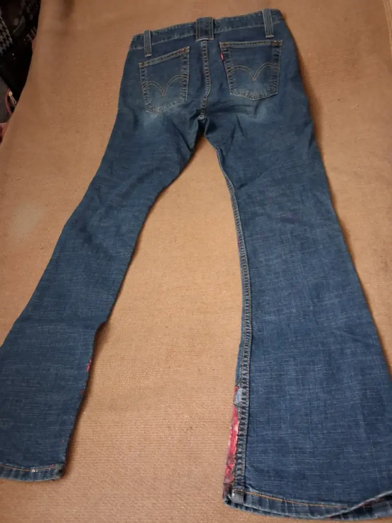 Jeans Levi's con diseño de llamas y cruz - 5