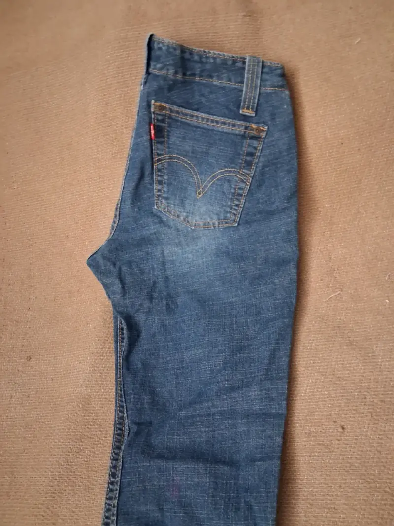 Jeans Levi's con diseño de llamas y cruz - 6