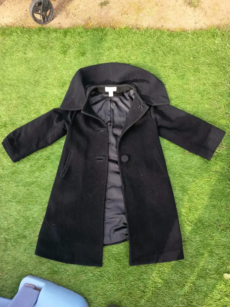 Abrigo negro de lana para mujer
