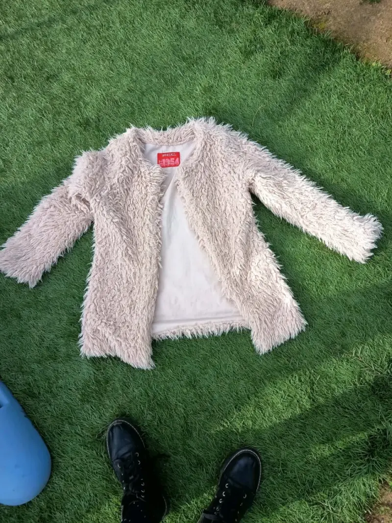 Chaqueta de peluche beige para mujer