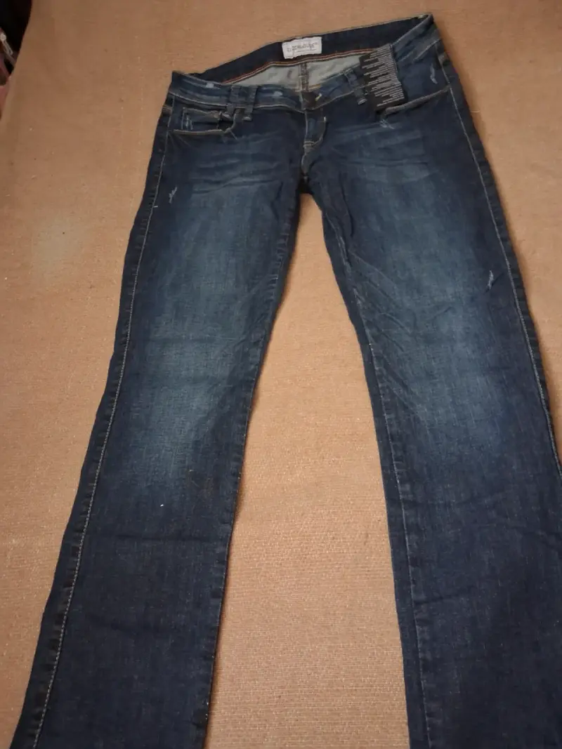 Jeans de mezclilla azul oscuro Clockhouse para mujer