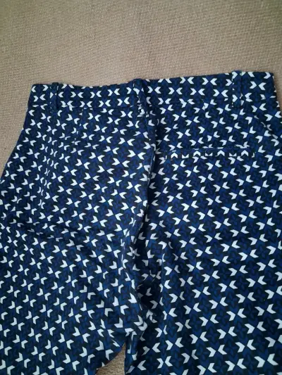 Pantalones estampados azul y blanco para mujer - miniatura 4