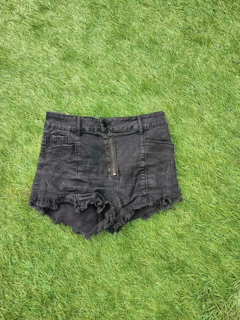 Shorts de mezclilla negros con cierre