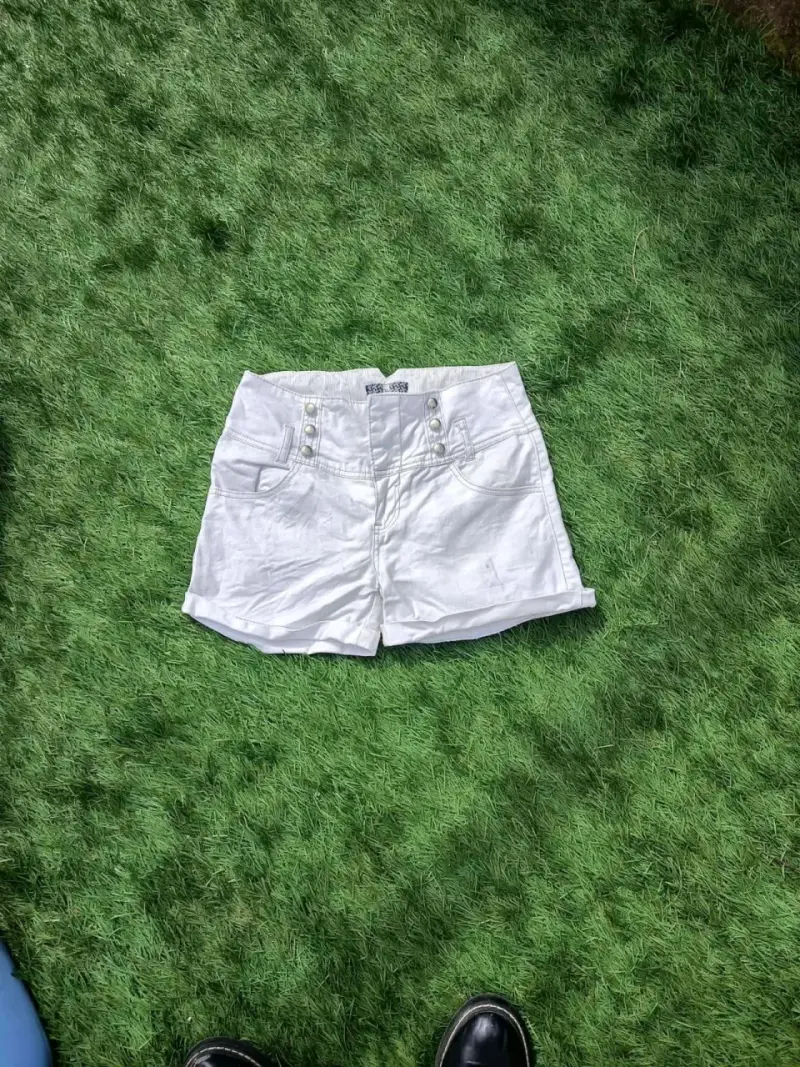 Shorts blancos de mujer con botones decorativos