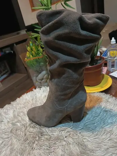 Botas de gamuza marrón con tacón alto - miniatura 2