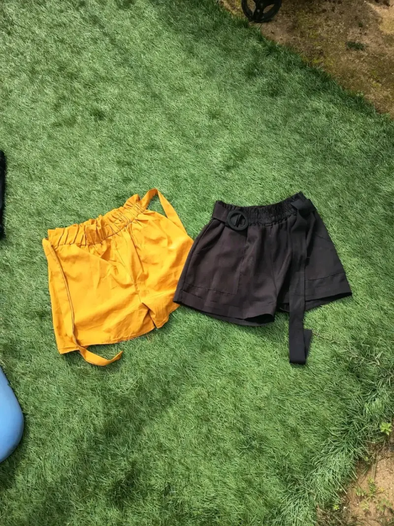 Shorts de mujer en colores amarillo y negro