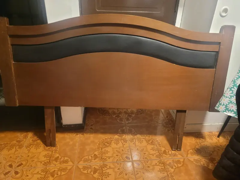 Cabecera de cama de madera con detalle negro