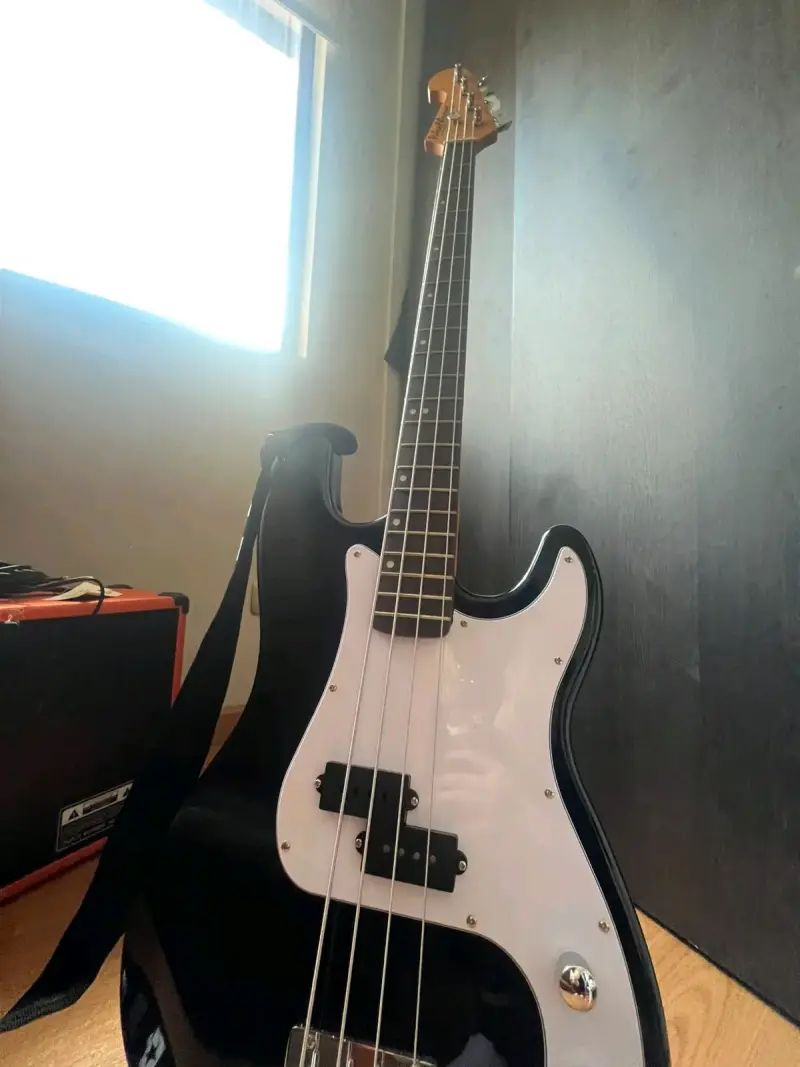 Bajo Eléctrico Washburn Sonamaster con Amplificador Donner - 2