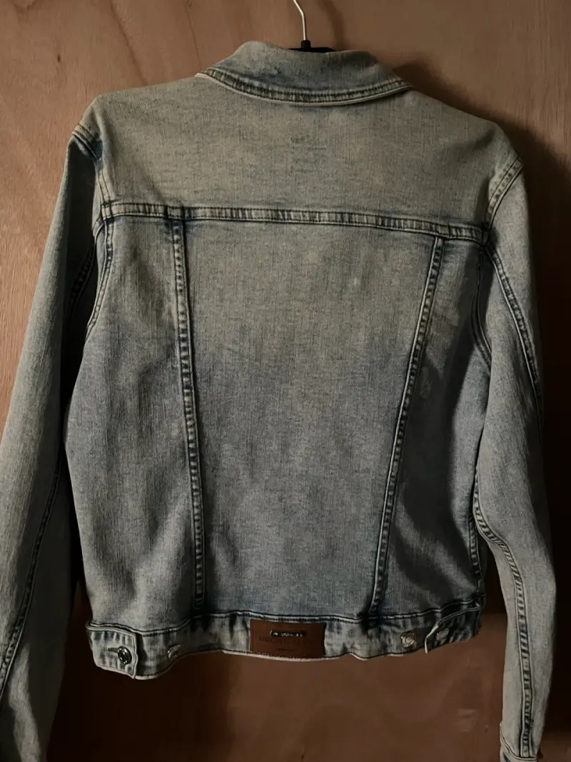 Chaqueta de mezclilla con detalles brillantes