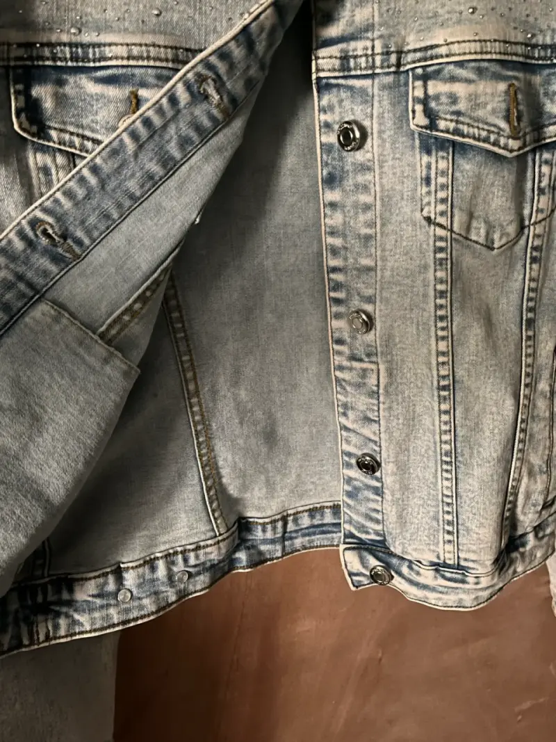 Chaqueta de mezclilla con detalles brillantes - 2