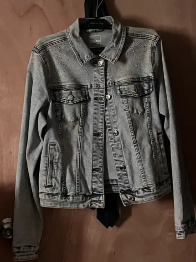Chaqueta de mezclilla con detalles brillantes - miniatura 3
