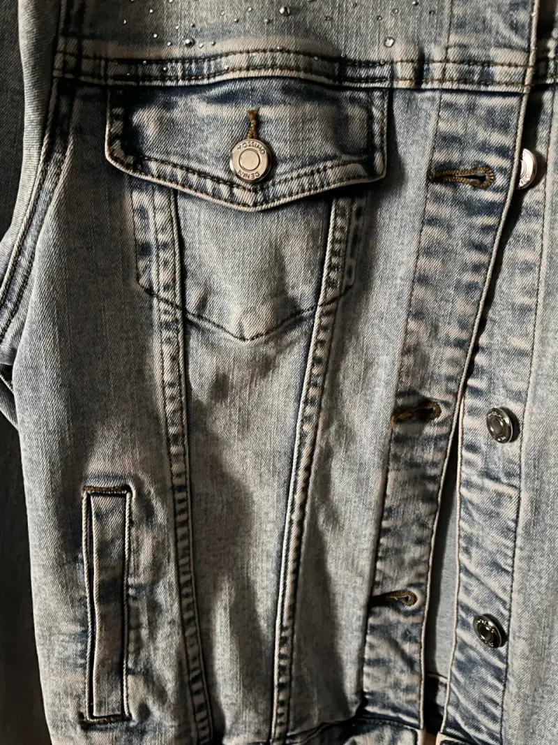 Chaqueta de mezclilla con detalles brillantes - 5
