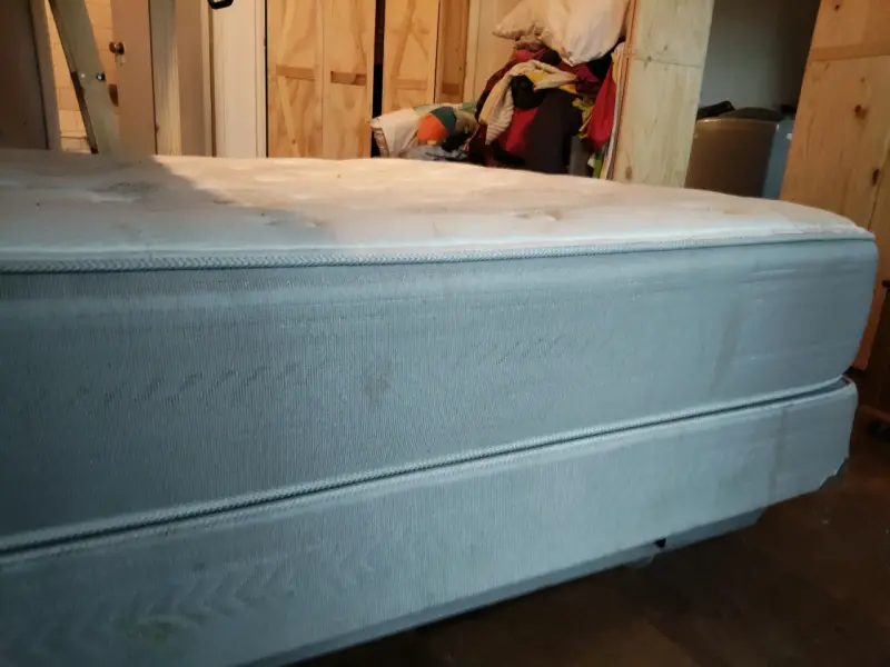Colchón y base cama de dos plazas con ruedas - 1