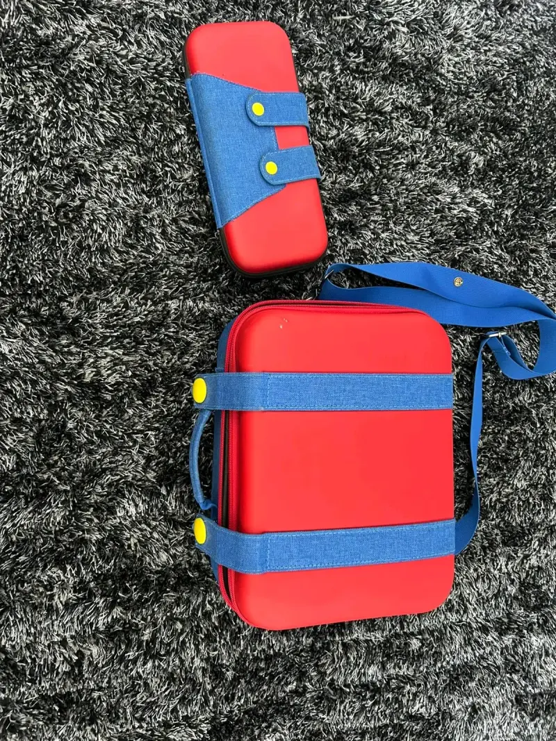 Consola Nintendo Switch con accesorios y estuche - 2