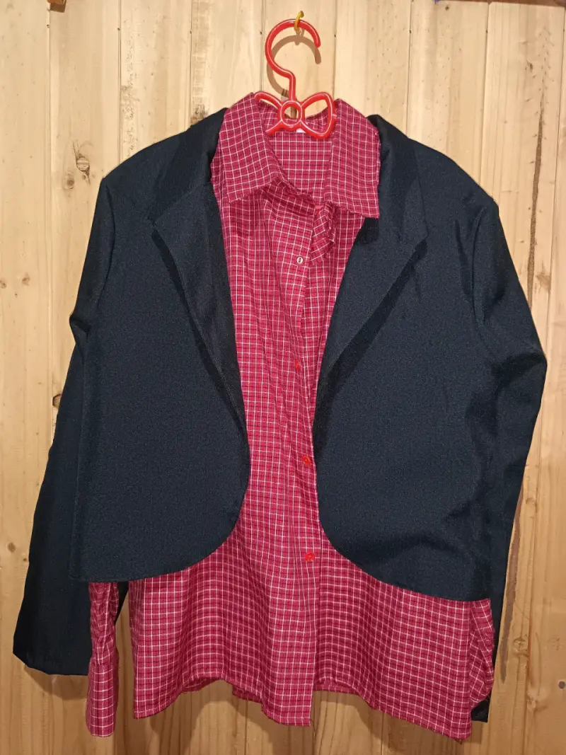 Conjunto de Blazer Negro y Camisa Cuadros Rojos - 1