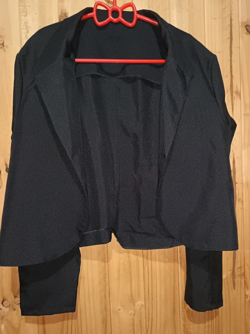 Conjunto de Blazer Negro y Camisa Cuadros Rojos - 2