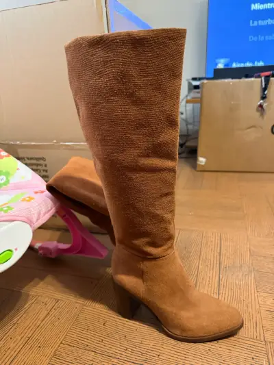 Botas altas de gamuza Vince Camuto color camel - miniatura 1