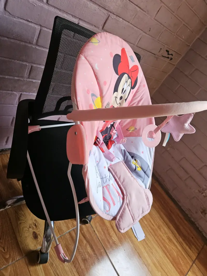Silla mecedora para bebé Minnie Mouse rosa - 5