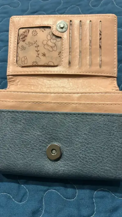Billetera de cuero bicolor con diseño elegante - miniatura 1