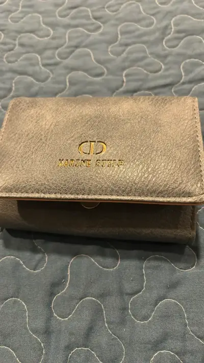 Billetera de cuero bicolor con diseño elegante - miniatura 2