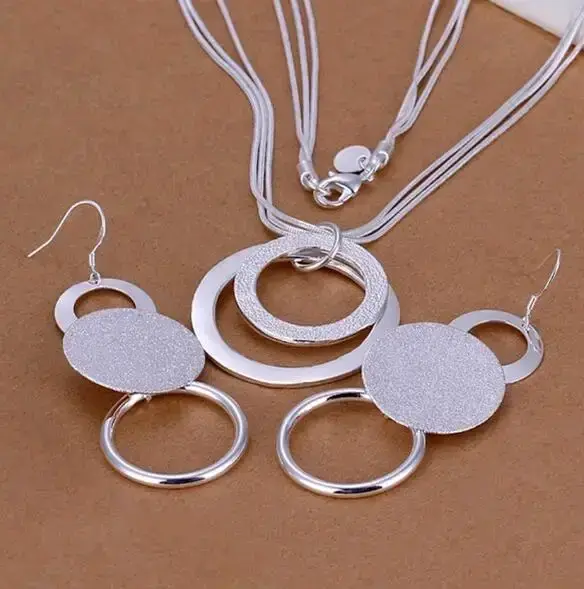 Conjunto de collar y aros plateados modernos