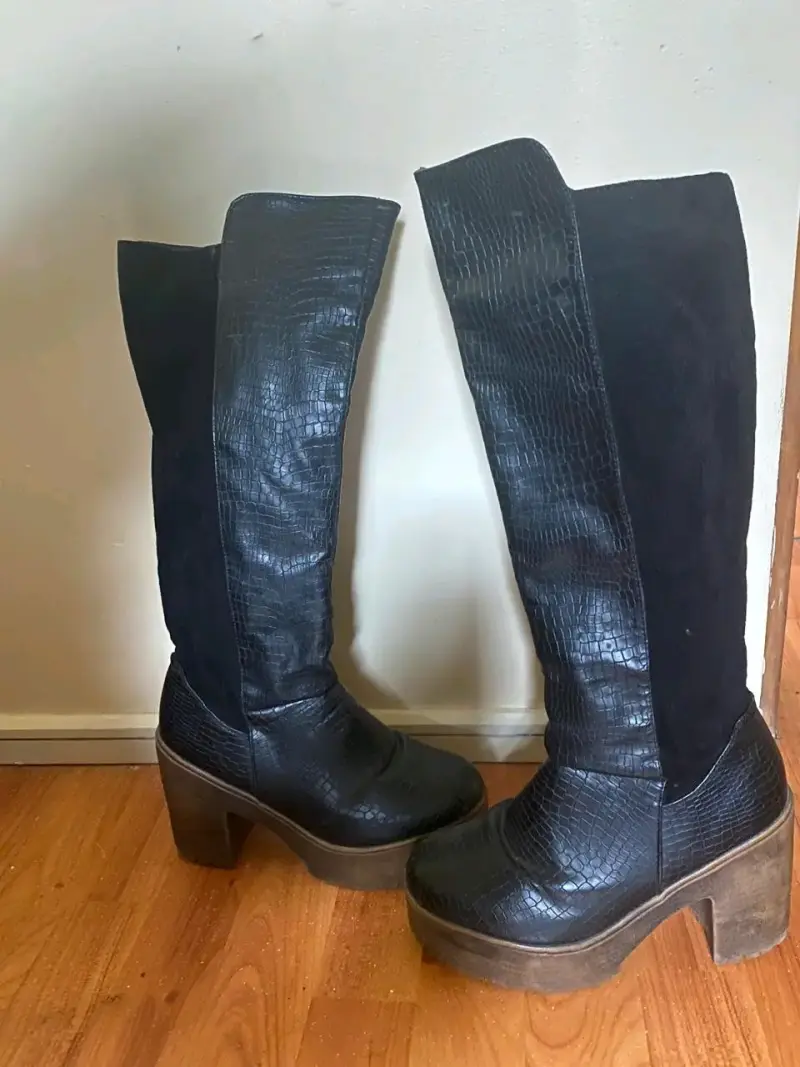 Botas negras de cuero con plataforma - 1
