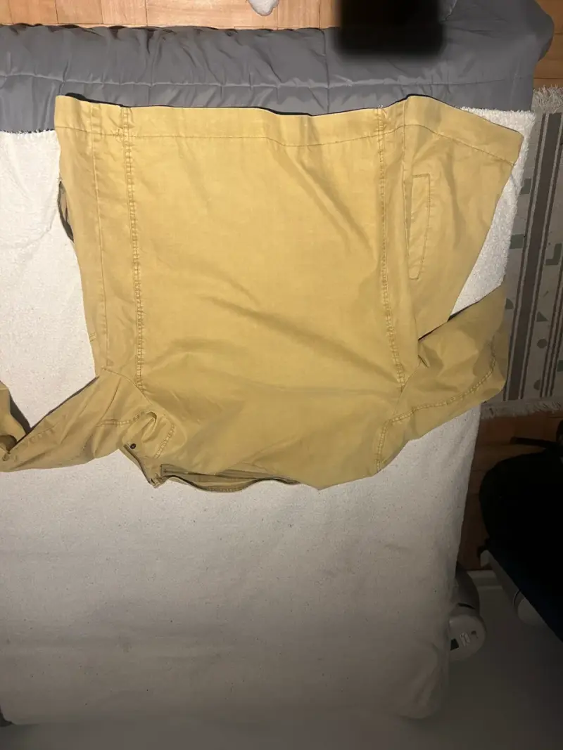 Chaqueta beige para hombre con bolsillos - 3
