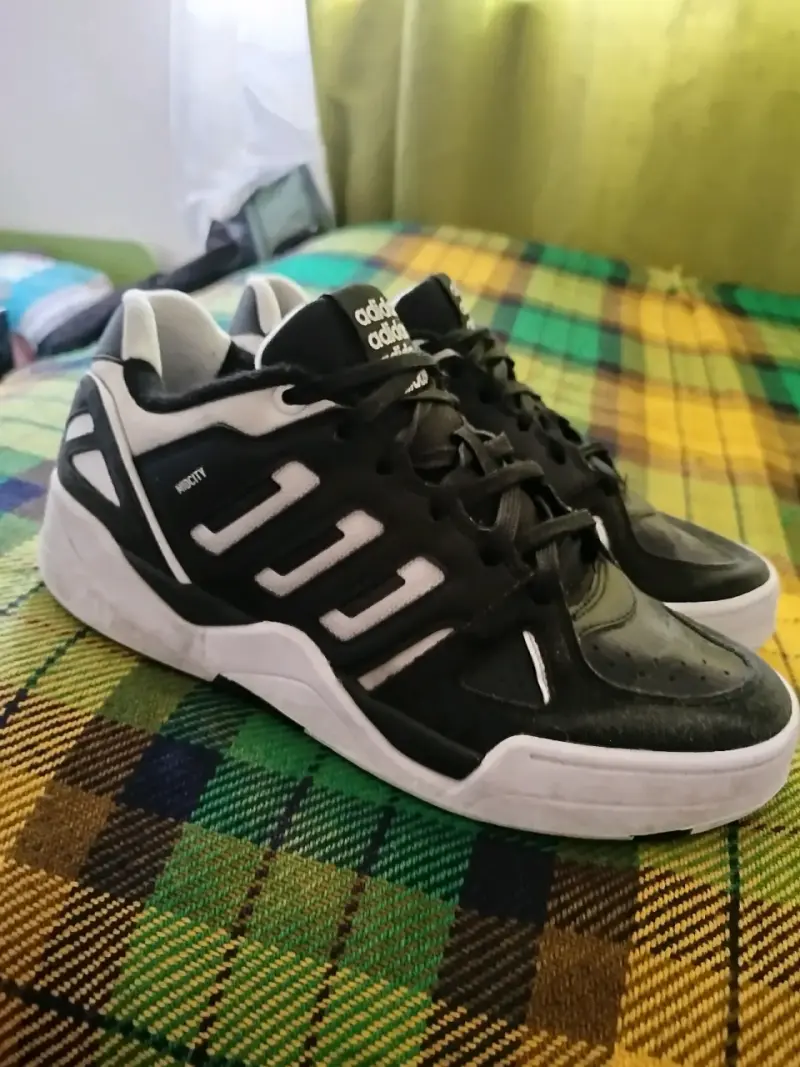 Zapatillas deportivas Adidas negras y blancas - 1
