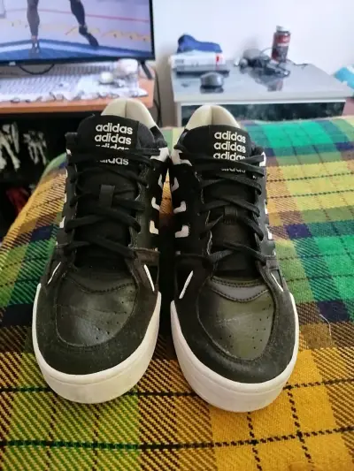 Zapatillas deportivas Adidas negras y blancas - miniatura 2