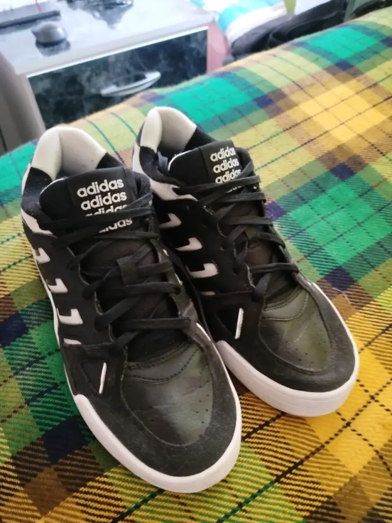Zapatillas deportivas Adidas negras y blancas - 3