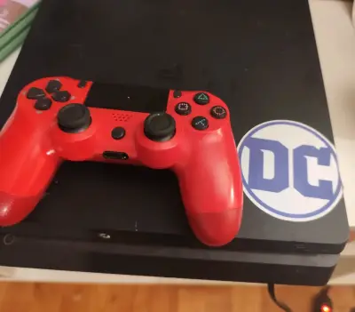 Consola PlayStation 4 con control rojo - miniatura 1