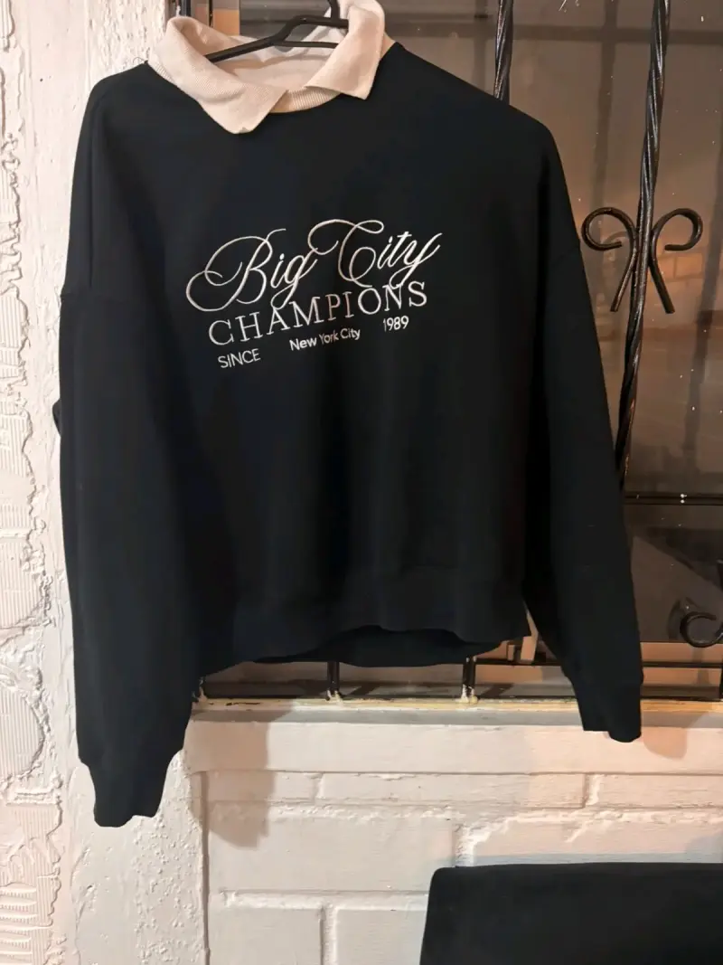 Polerón negro con cuello blanco Big City Champions