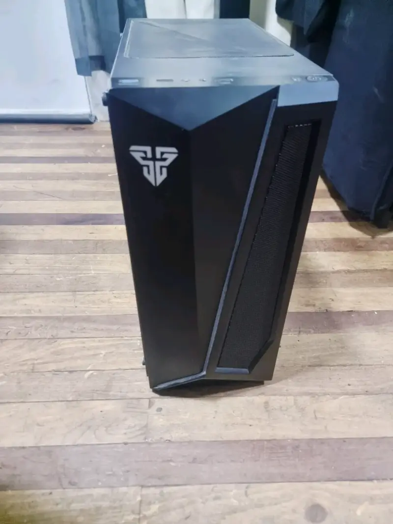Gabinete de PC Gamer con diseño moderno - 1