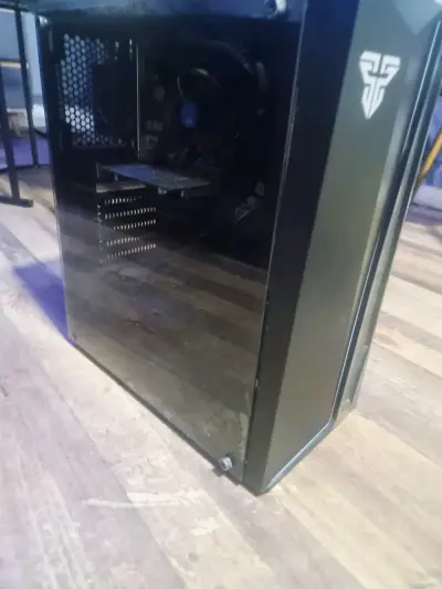 Gabinete de PC Gamer con diseño moderno - miniatura 2