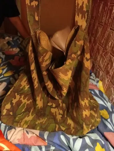 Bolso de hombro camuflado con tachas - miniatura 1