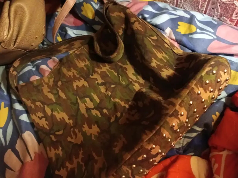 Bolso de hombro camuflado con tachas - 2