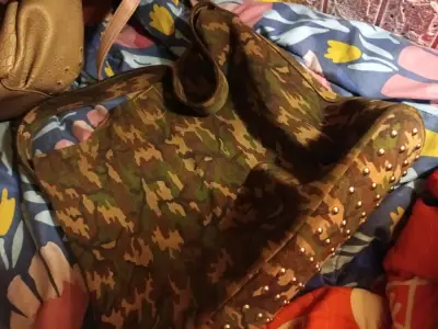 Bolso de hombro camuflado con tachas - miniatura 2