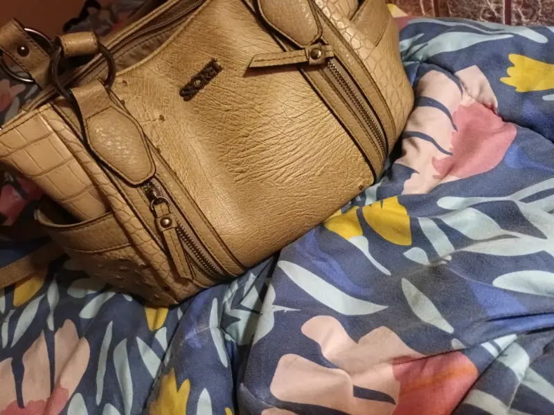 Bolso de hombro camuflado con tachas - 3