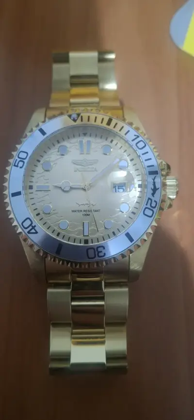 Reloj Invicta dorado resistente al agua - miniatura 2