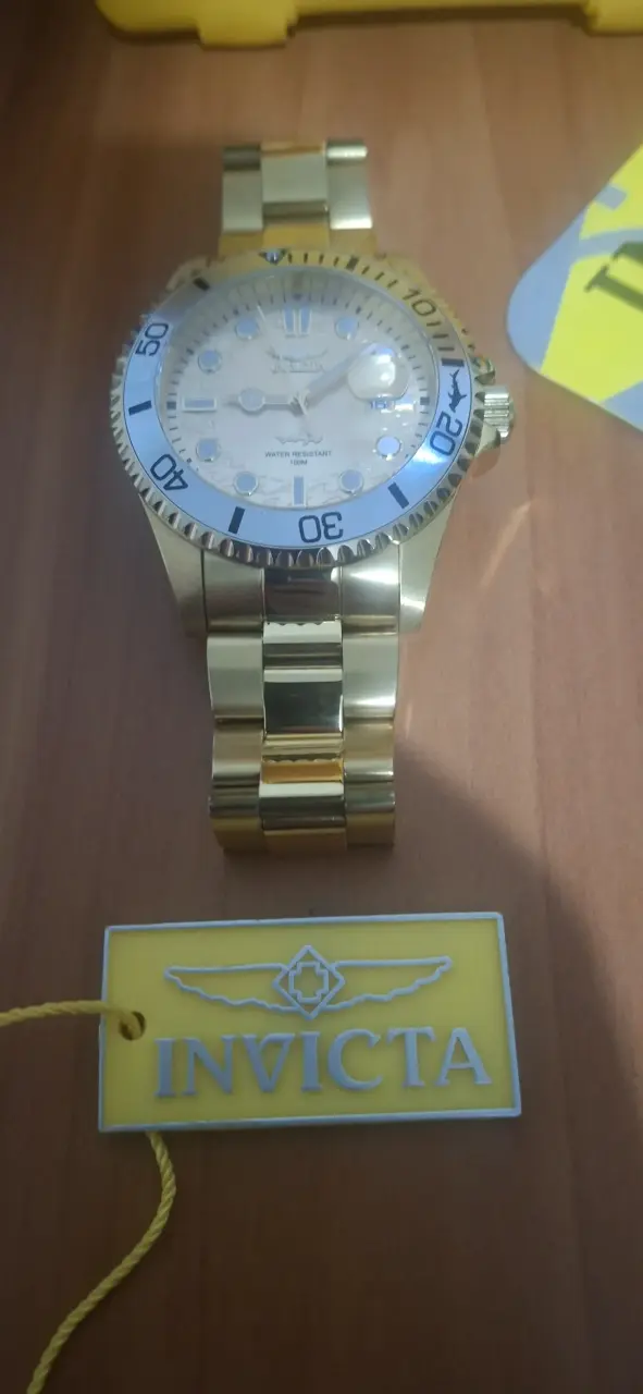 Reloj Invicta dorado resistente al agua - 3