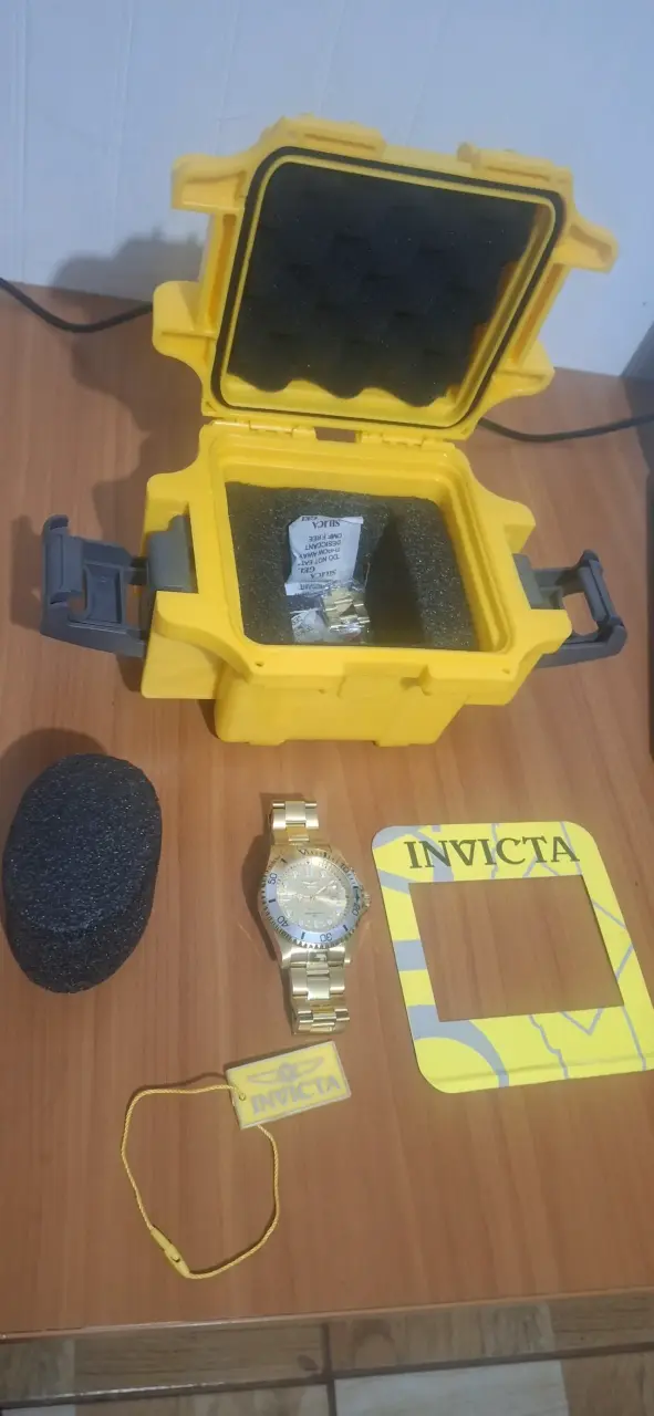 Reloj Invicta dorado resistente al agua - 4