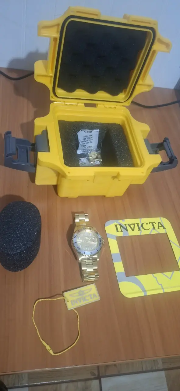Reloj Invicta dorado resistente al agua - 5