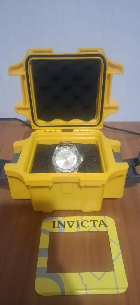 Reloj Invicta dorado resistente al agua - 6