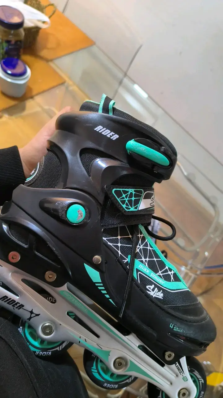 Patines en línea negros y turquesa con equipo de protección - 3