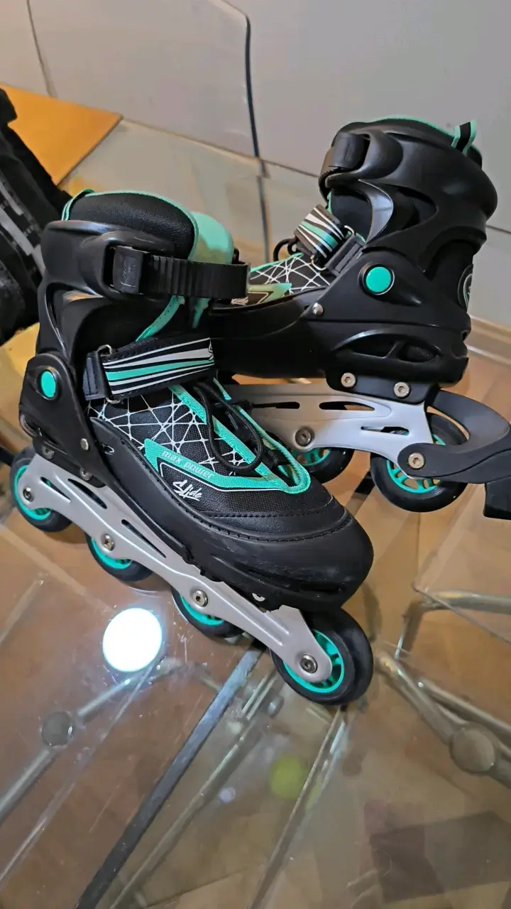 Patines en línea negros y turquesa con equipo de protección - 6
