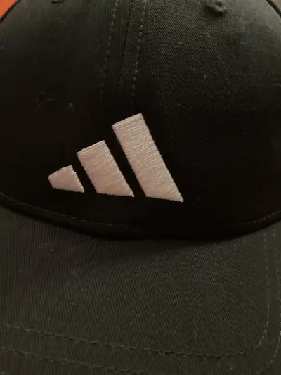 Gorra negra deportiva Adidas con logo - miniatura 5